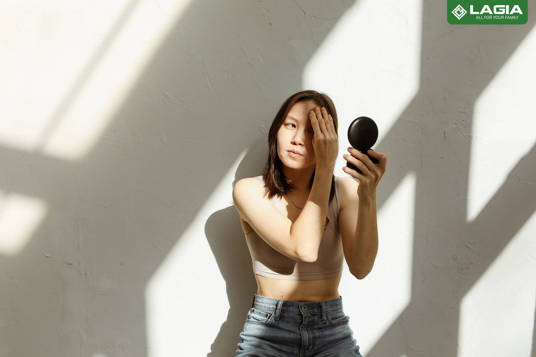 Người phụ nữ thực hiện các bước chăm sóc da nhẹ nhàng để phục hồi làn da