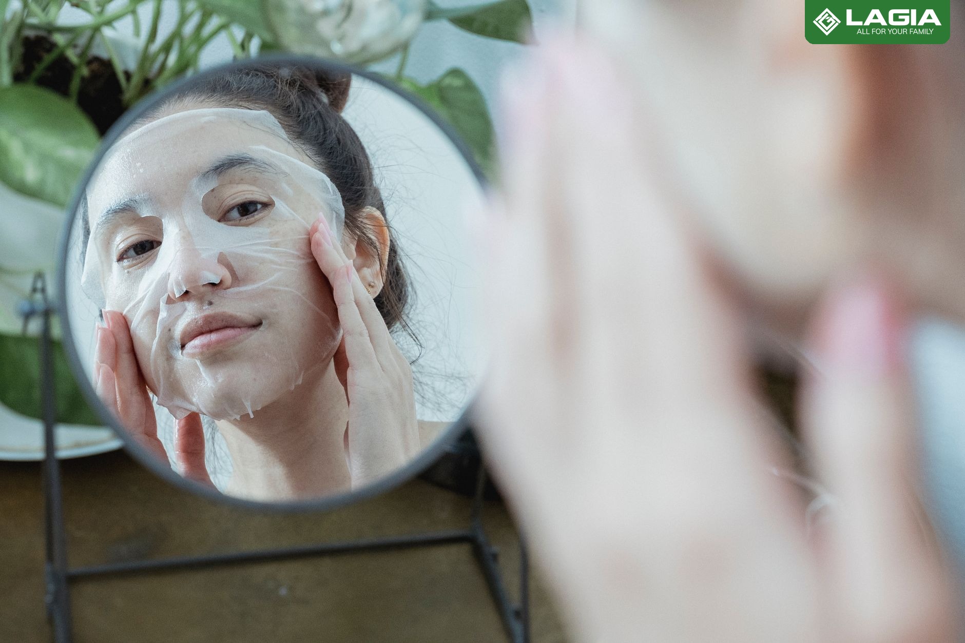 Ngồi điều hòa nhiều giờ khiến da mất nước, khô căng