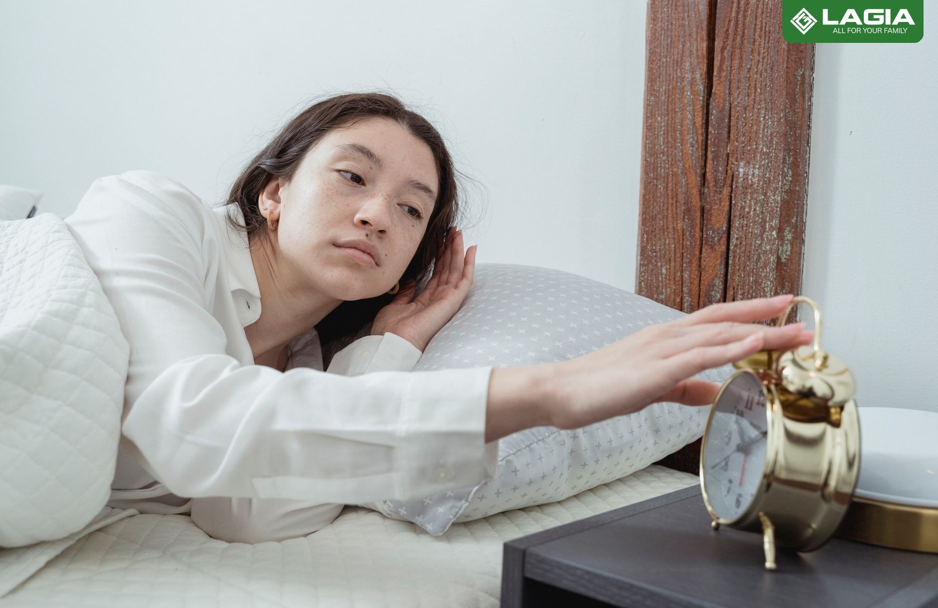 Người lớn tuổi ngồi bên cửa sổ ban đêm vì khó ngủ