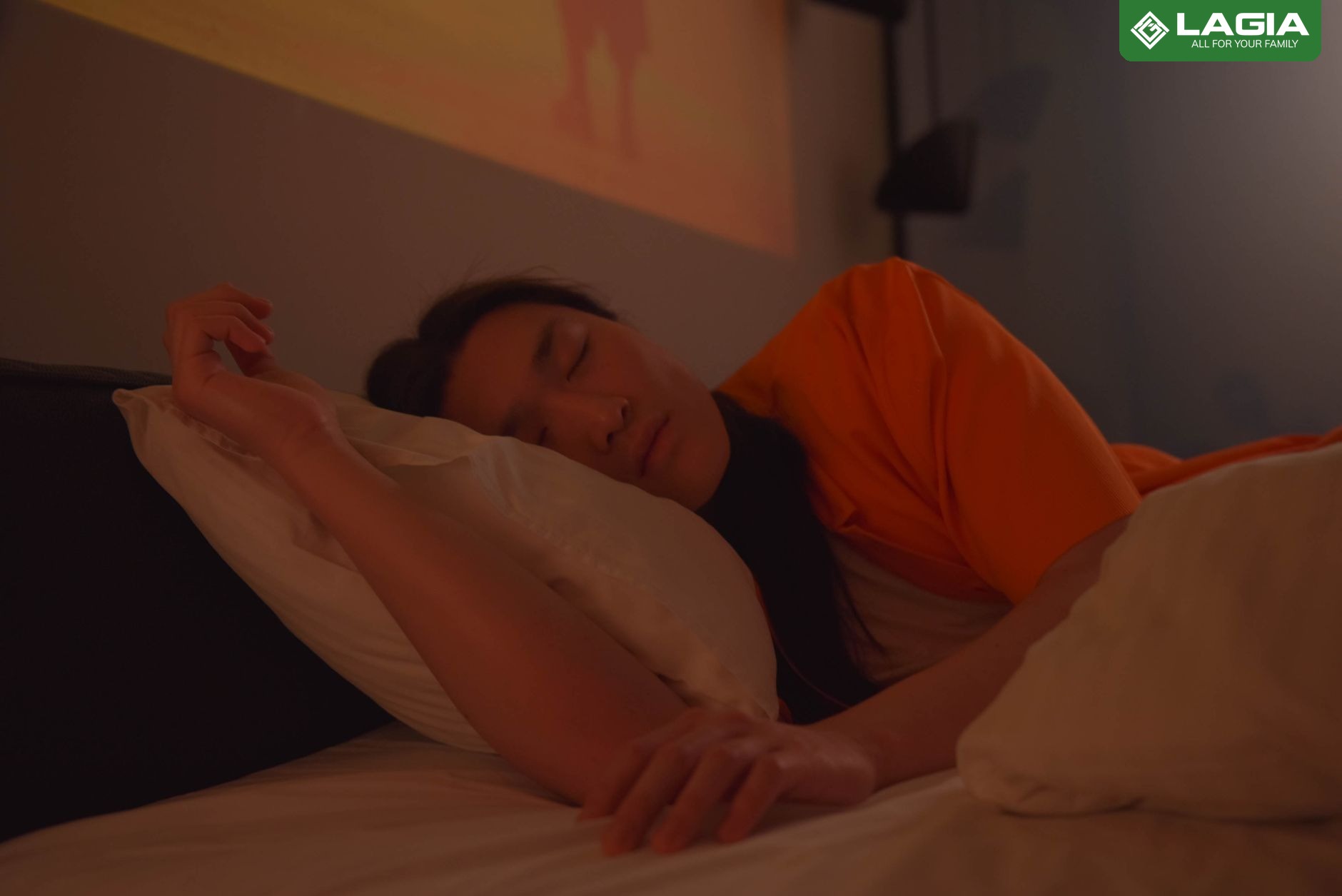 Massage và thư giãn chân giúp giảm cảm giác bồn chồn khi ngủ