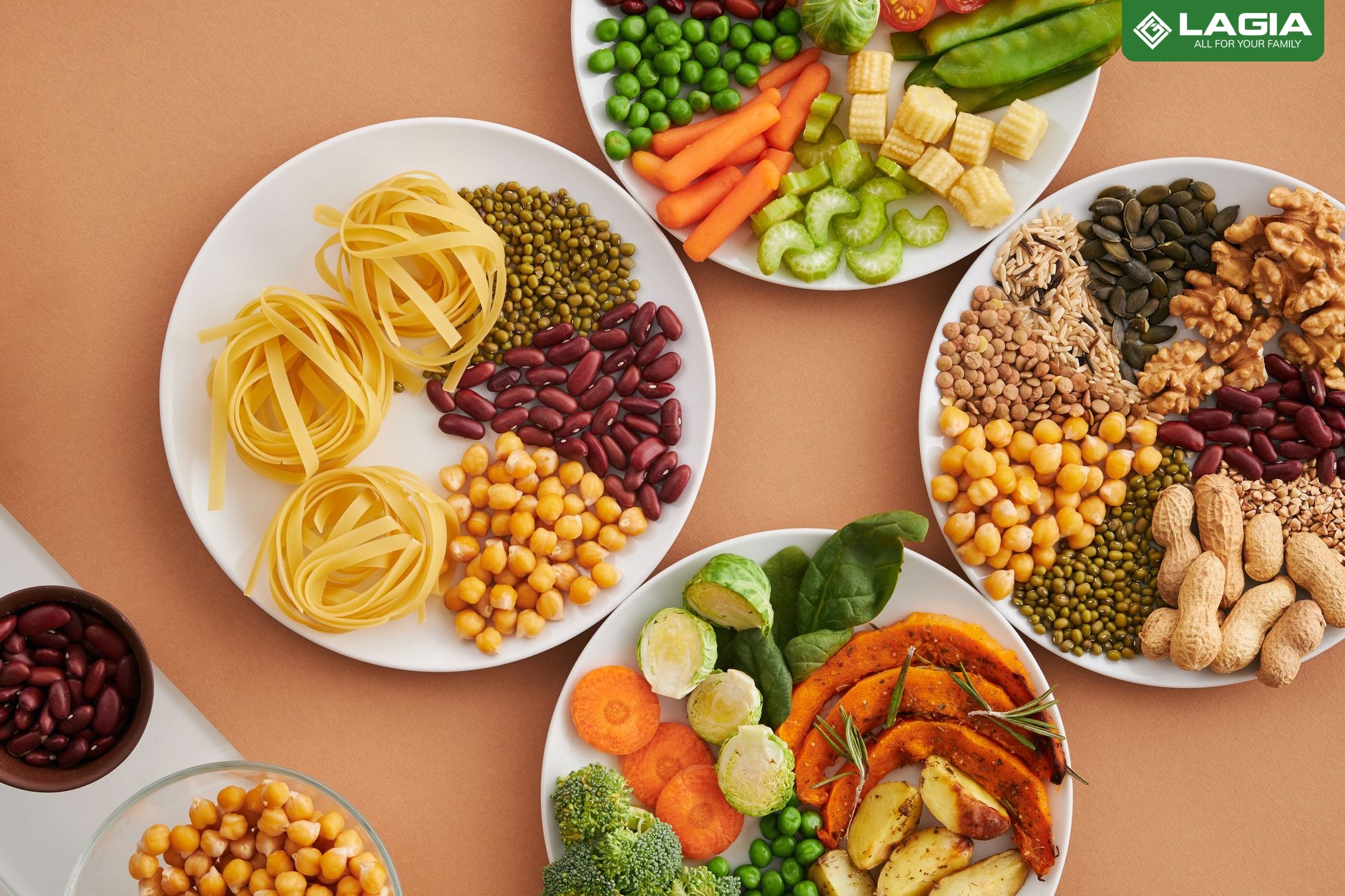 Thực phẩm giàu sắt và folate: các loại đậu, hạt, rau lá xanh đậm và ngũ cốc giúp bổ máu