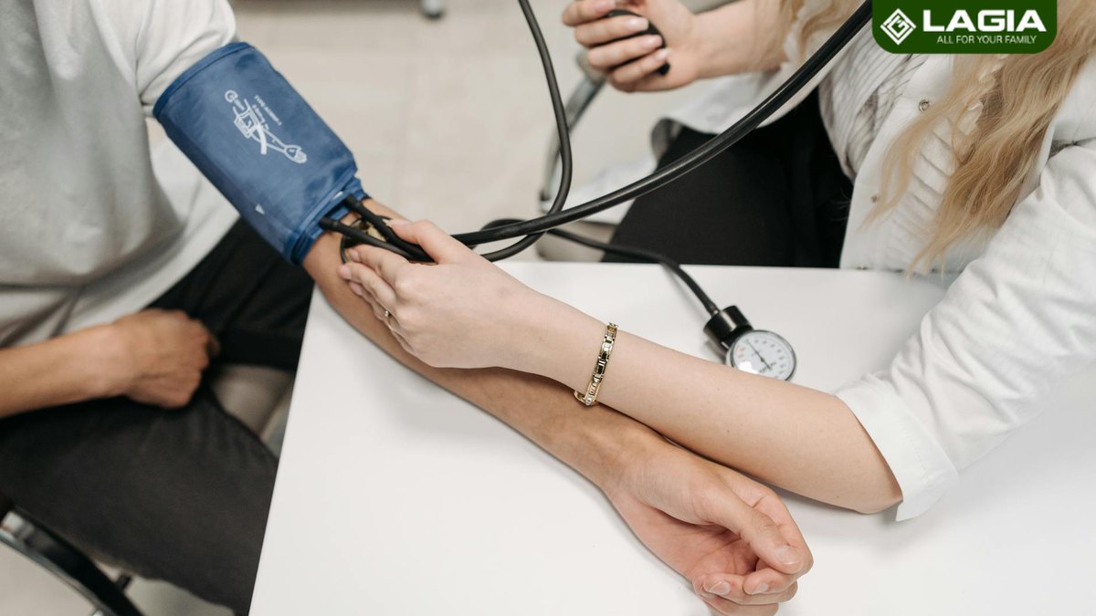 Đo huyết áp kiểm tra sức khỏe tim mạch